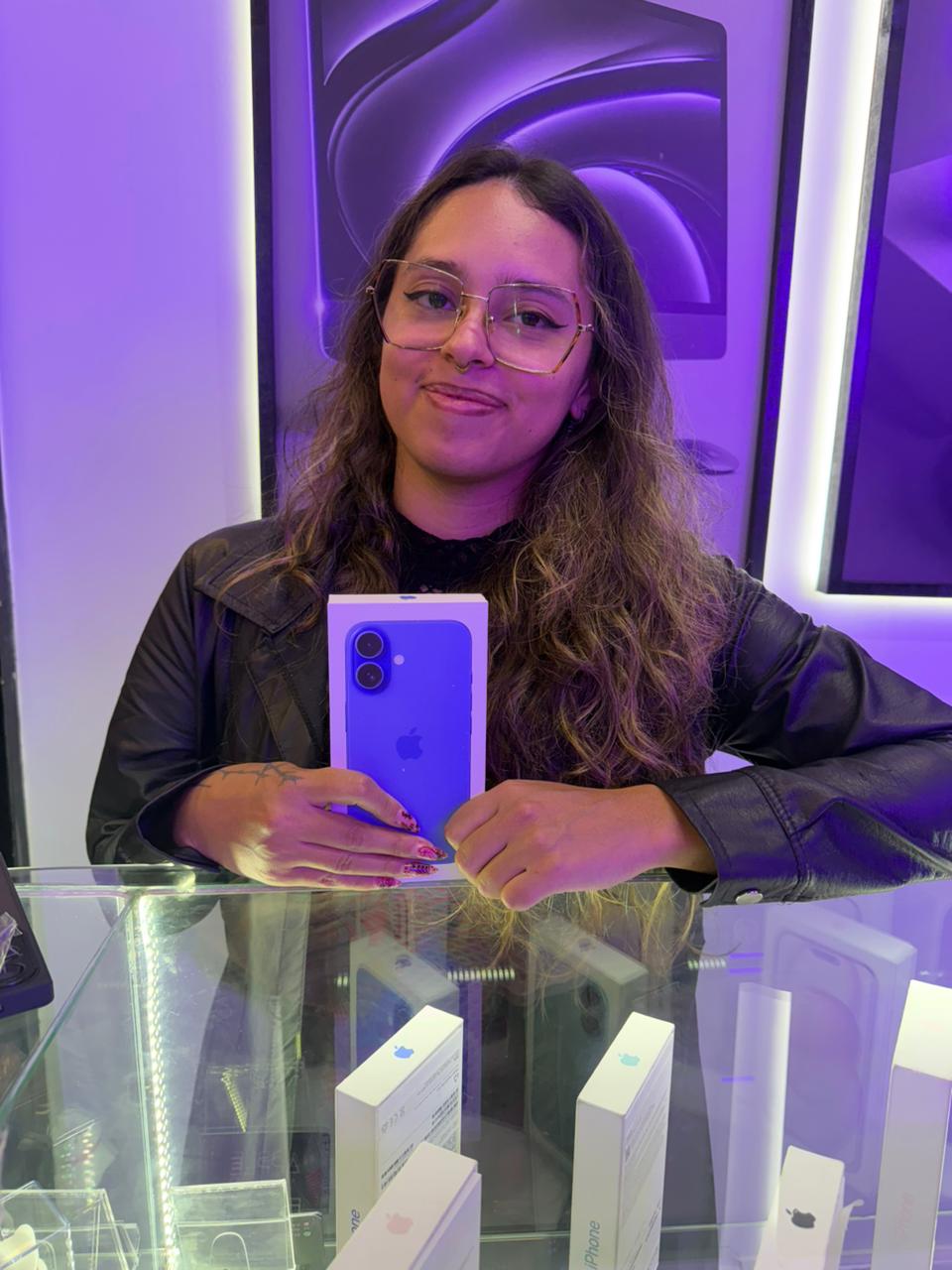 Cliente con iPhone comprado en Apple Moon