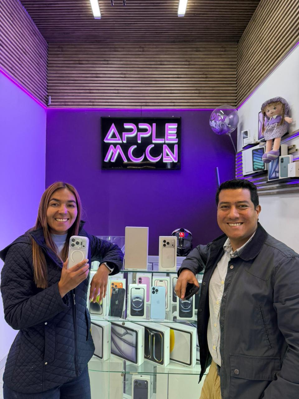 Clientes con iPhone comprados en Apple Moon