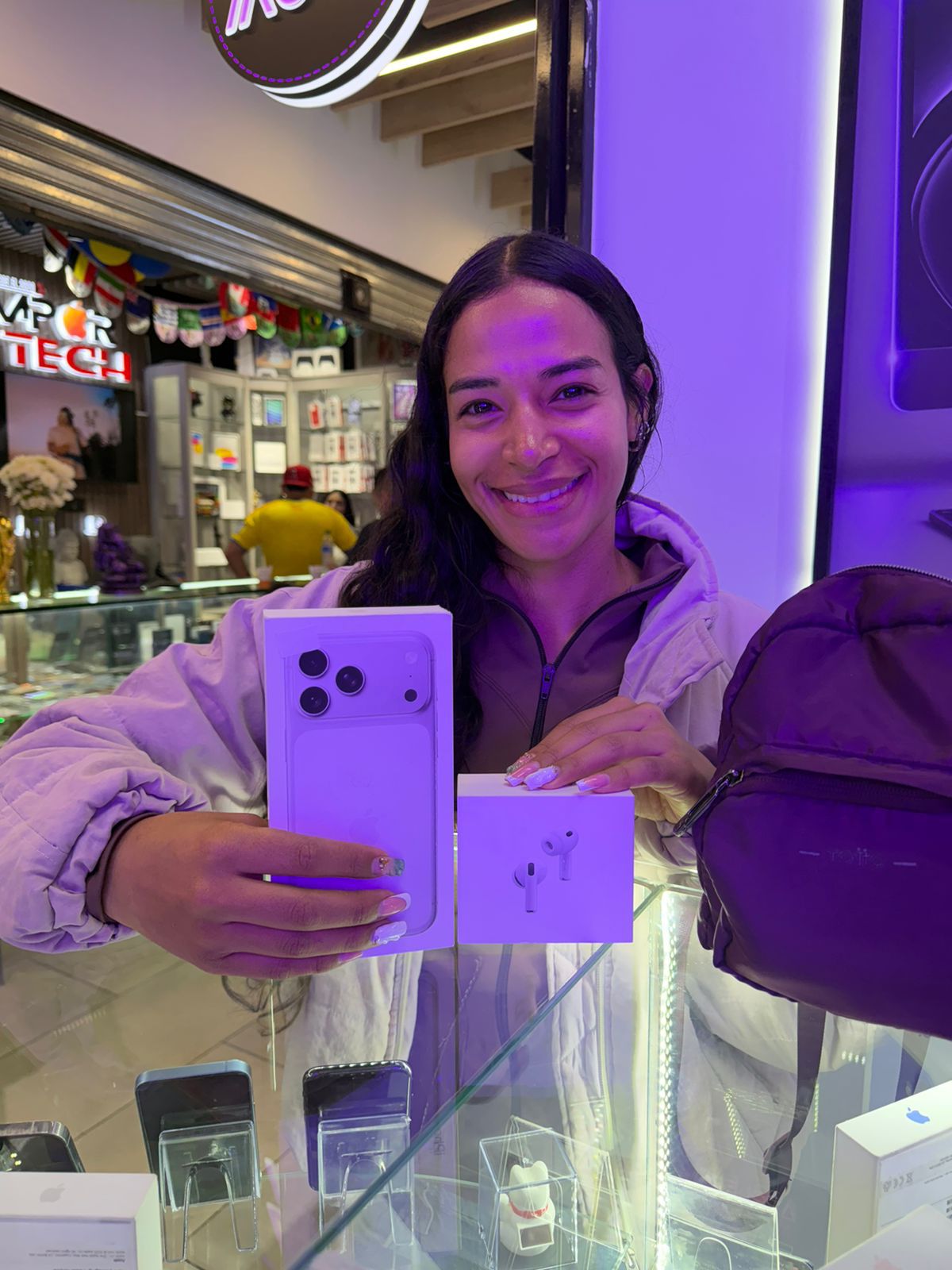 Cliente con iPhone y AirPods comprados en Apple Moon