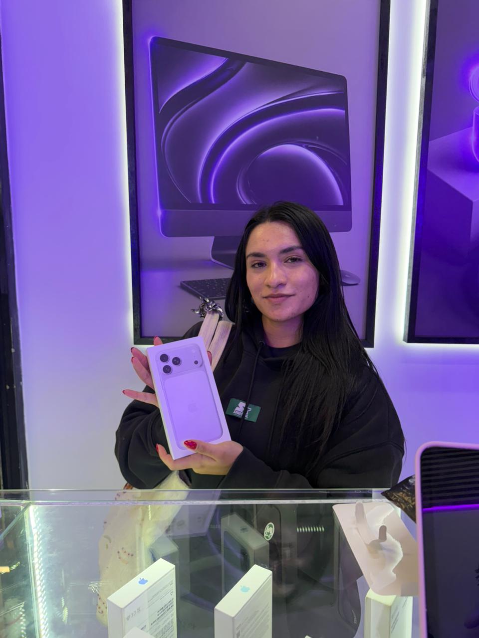 Cliente con iPhone comprado en Apple Moon