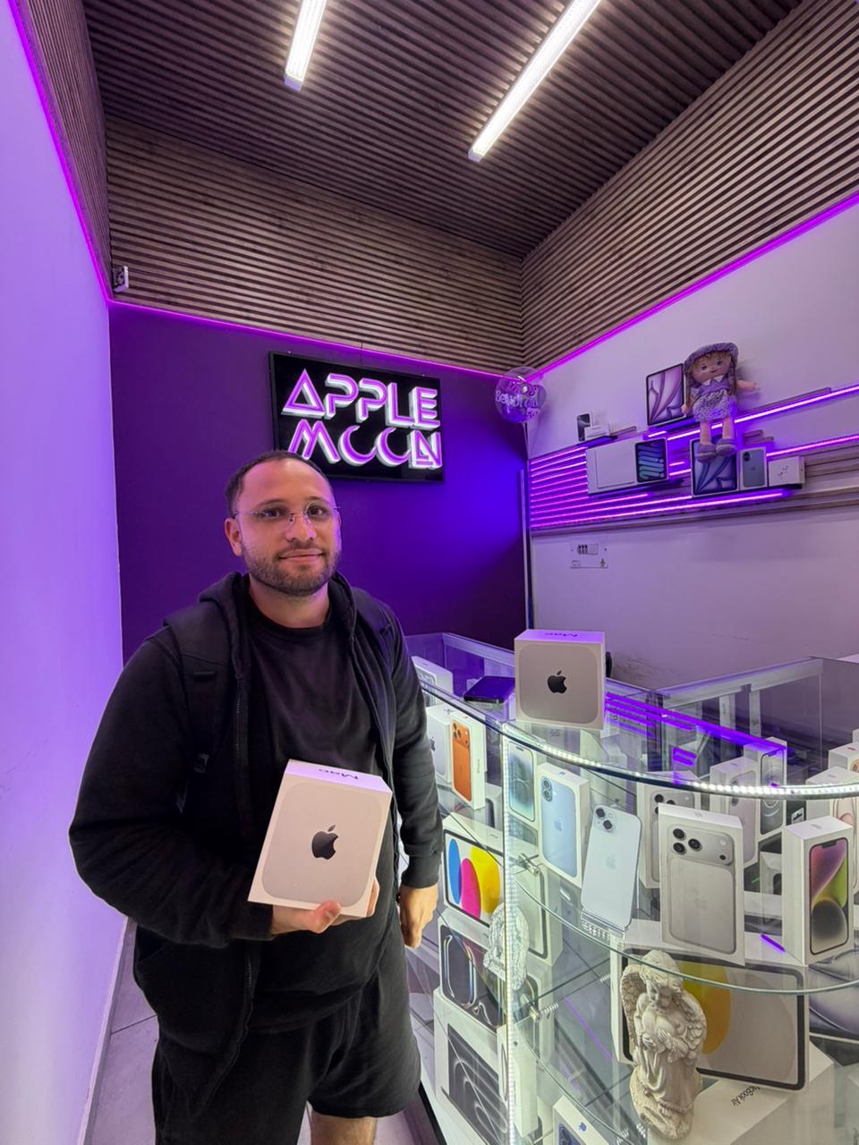 Cliente con Mac mini comprado en Apple Moon