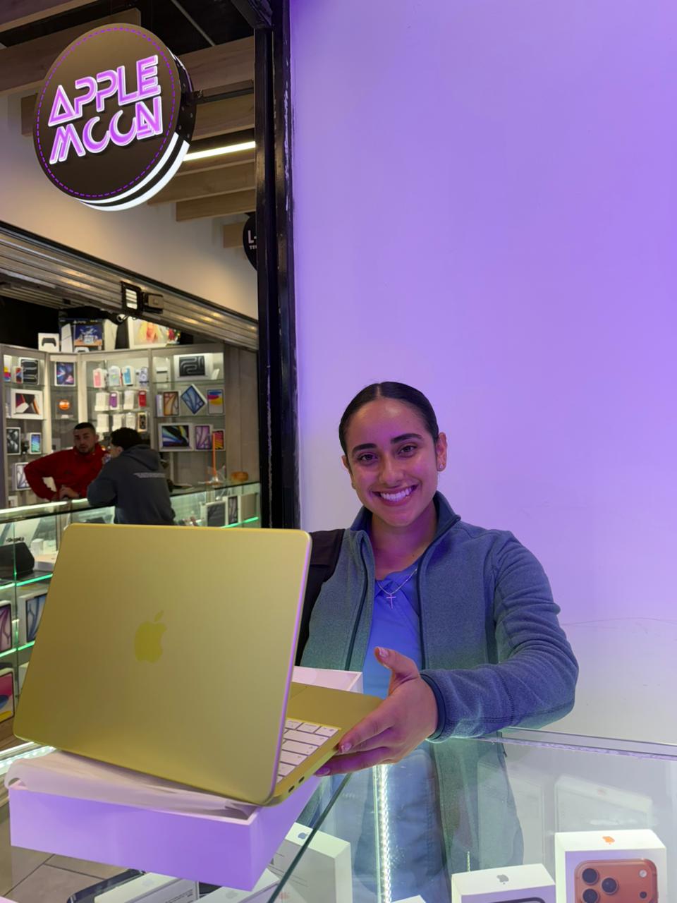 Cliente con Mac mini comprado en Apple Moon