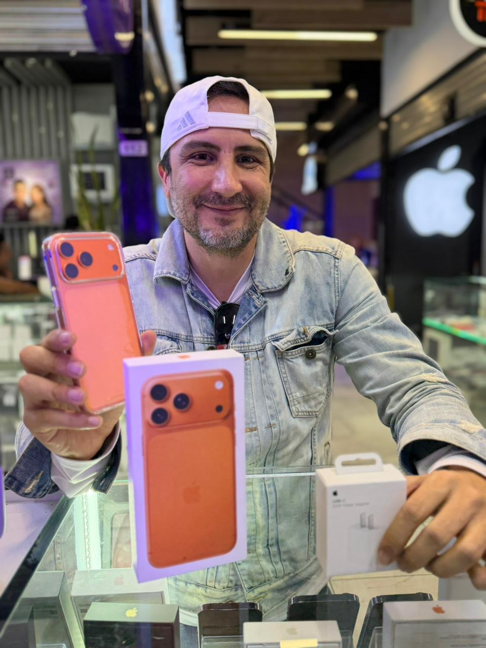 Cliente con iPhone comprado en Apple Moon