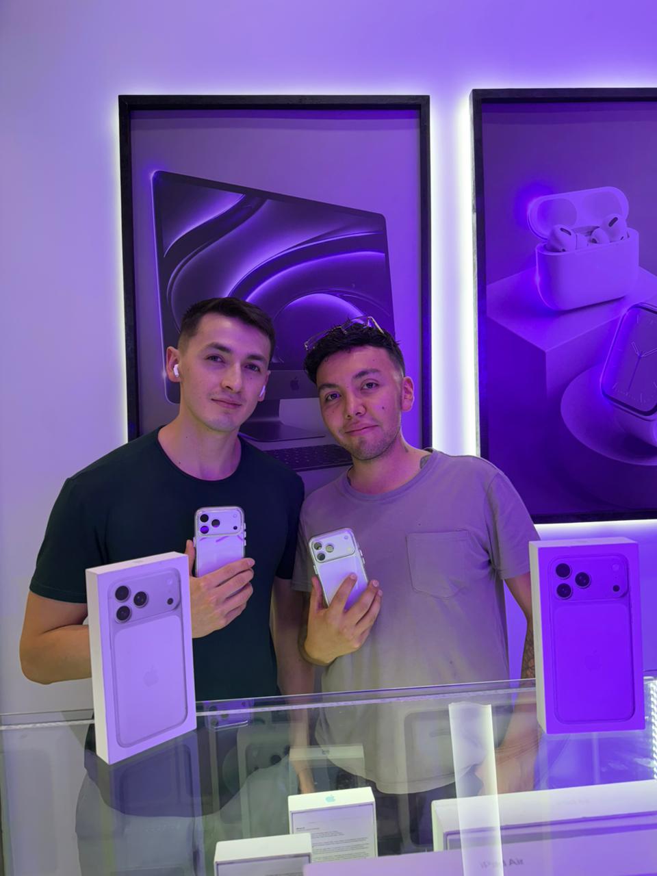 Clientes con iPhone comprados en Apple Moon